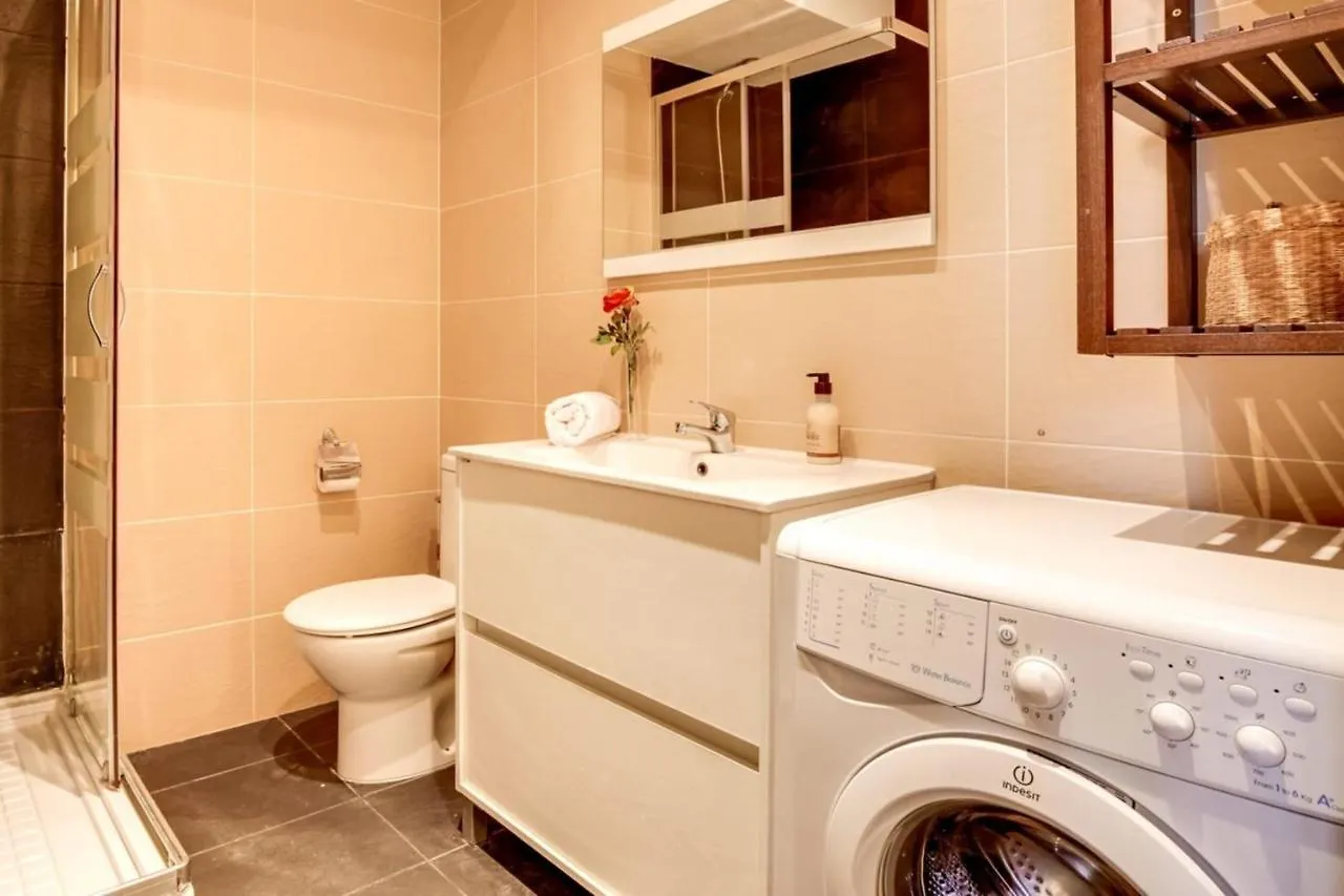 Modern 2 Bedroom Flat In Trendy Poble Sec Barcelona Spain