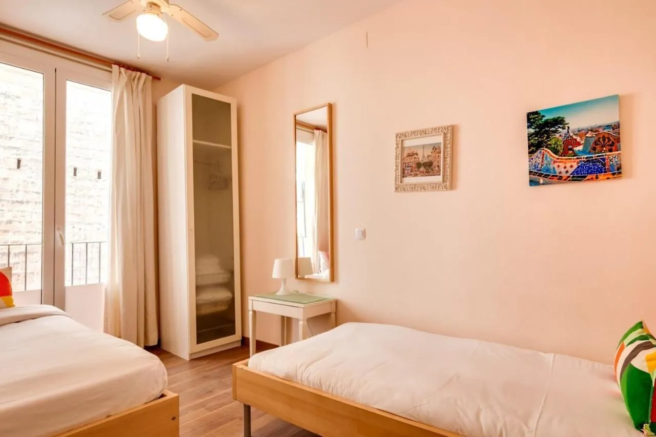 Modern 2 Bedroom Flat In Trendy Poble Sec Barcelona